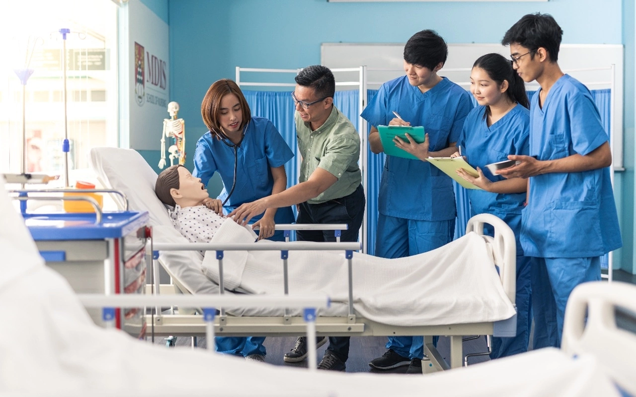 Học thực hành giúp sinh viên củng cố kiến thức chuyên môn, phát triển kỹ năng thực tế. Ảnh: MDIS